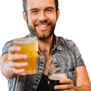 retrato-de-um-homem-feliz-segurando-copos-de-rum-e-cerveja_23-2147919295