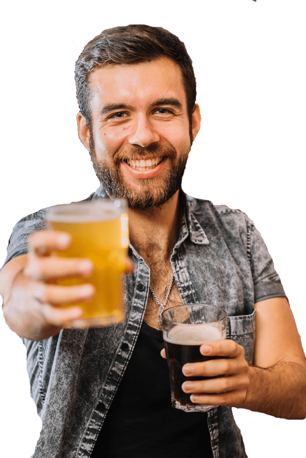 retrato-de-um-homem-feliz-segurando-copos-de-rum-e-cerveja_23-2147919295