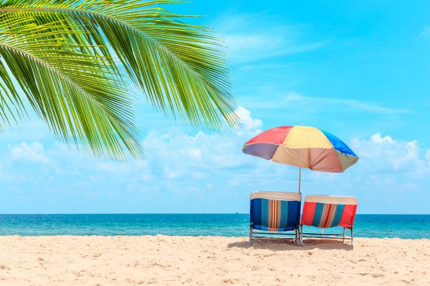 praia-de-ka-ron-em-phuket-tailandia-praia-de-areia-branca-com-guarda-sol-verao-viagens-ferias_38810-688